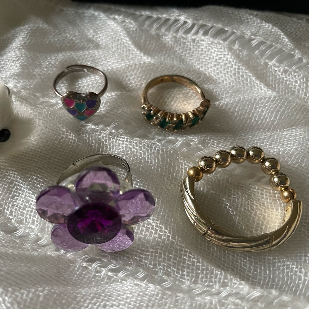 Gold tone stretchy bar, green bead gold tone, purple flower adjustable-5 rings